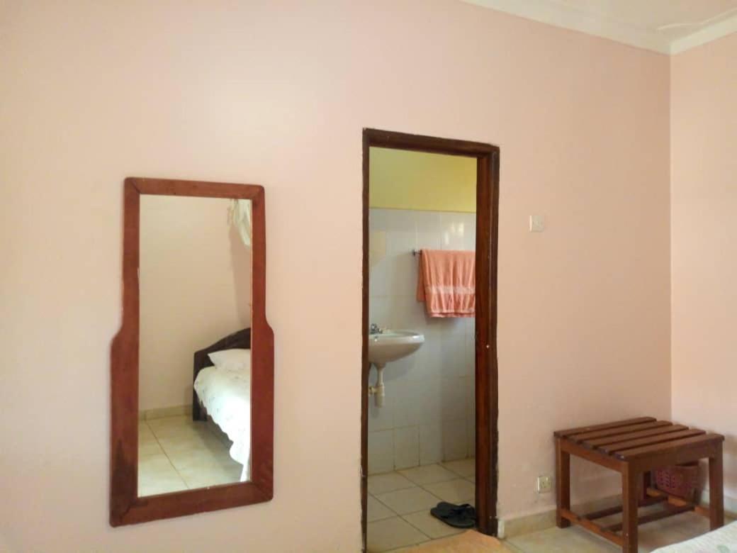 The Royal Pentagon Hotell Hoima Exteriör bild
